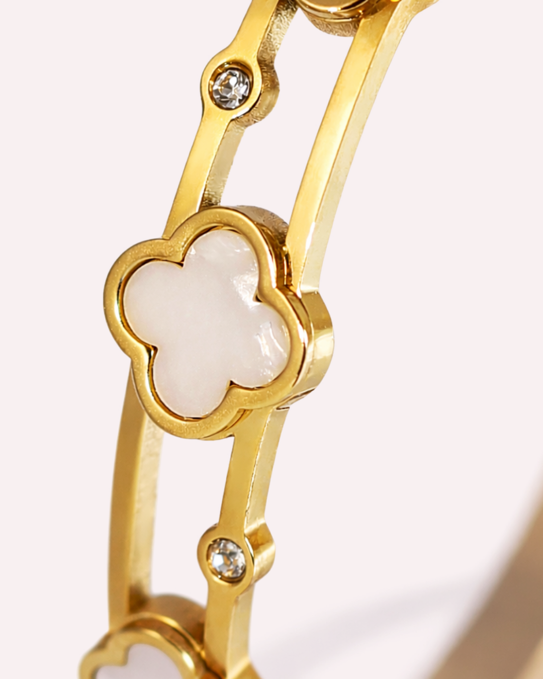 Isla Clover Charm Bangle