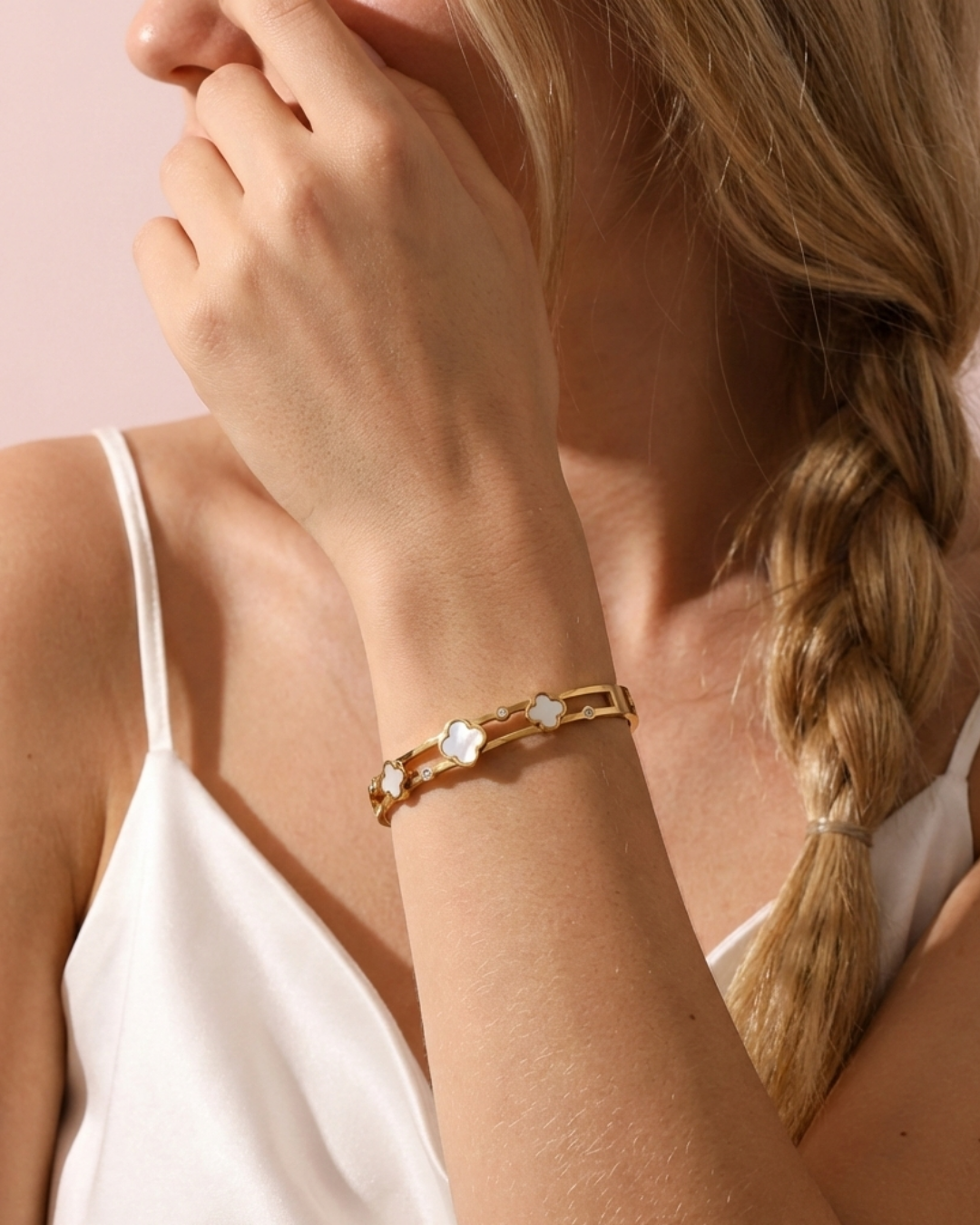 Isla Clover Charm Bangle