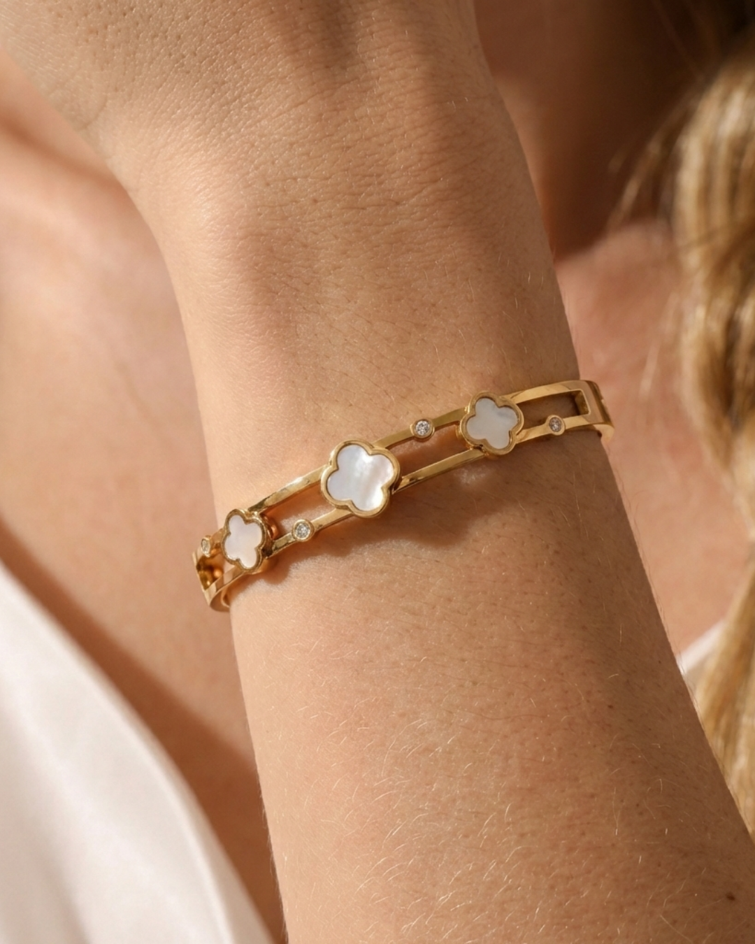 Isla Clover Charm Bangle